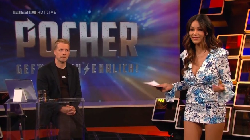 Verona Pooth tritt als Stand-up-Comedian bei Oliver Pocher auf.