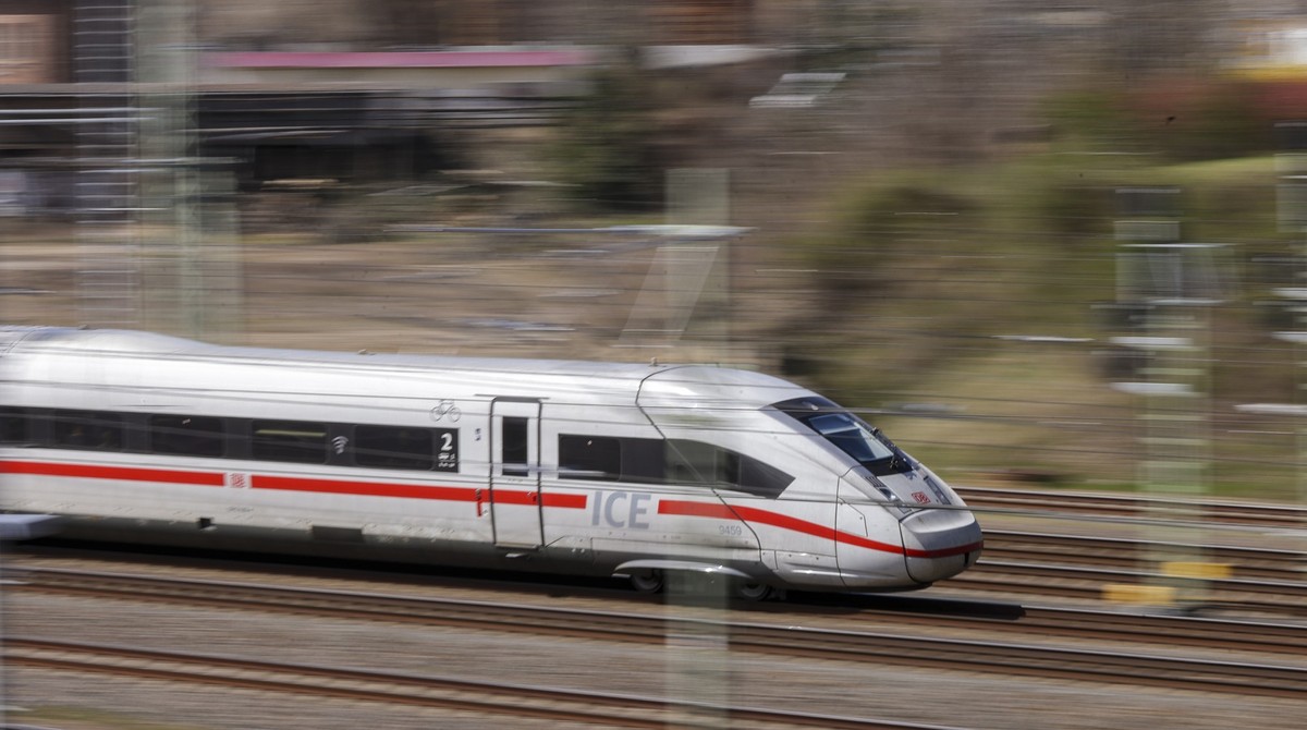 ARCHIV - 07.04.2025, Sachsen-Anhalt, Halle (Saale): Ein ICE fährt hinter den Anlagen des Güterbahnhofs in Richtung Hauptbahnhof Halle (Saale). (zu dpa: «Bahn verbessert Pünktlichkeit - Ziel weiter ver ...