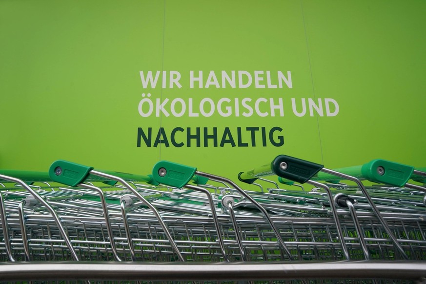 Bio Company GER, 20221007, Berlin, Einkaufswagen vor einem Bioladen von Bio Company *** Bio Company GER, 20221007, Berlin, shopping cart in front of Bio Company organic food store