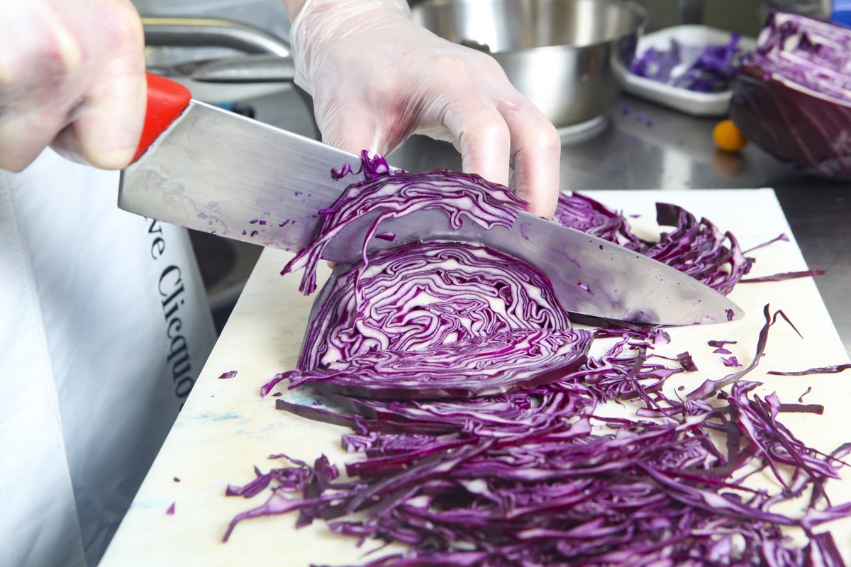 Egal, ob ihr es Rotkohl, Rotkraut oder Blaukraut nennt: Das rot-lila-schimmernde Gemüse ist der Weihnachtsklassiker schlechthin. Doch es hat auch seine Tücken! Zum Beispiel verfärbt es beim Zubereiten ...