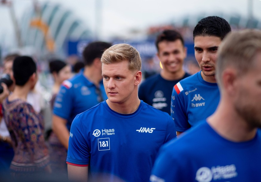 Mick Schumacher GER, Haas F1 Team 47 nachdenklich bei der Fahrerparade, davor Kevin Magnussen DEN, Haas F1 Team 20, dahinter Esteban Ocon FRA, BWT Alpine F1 Team 31, Alex Albon THA, Williams Racing 23 ...