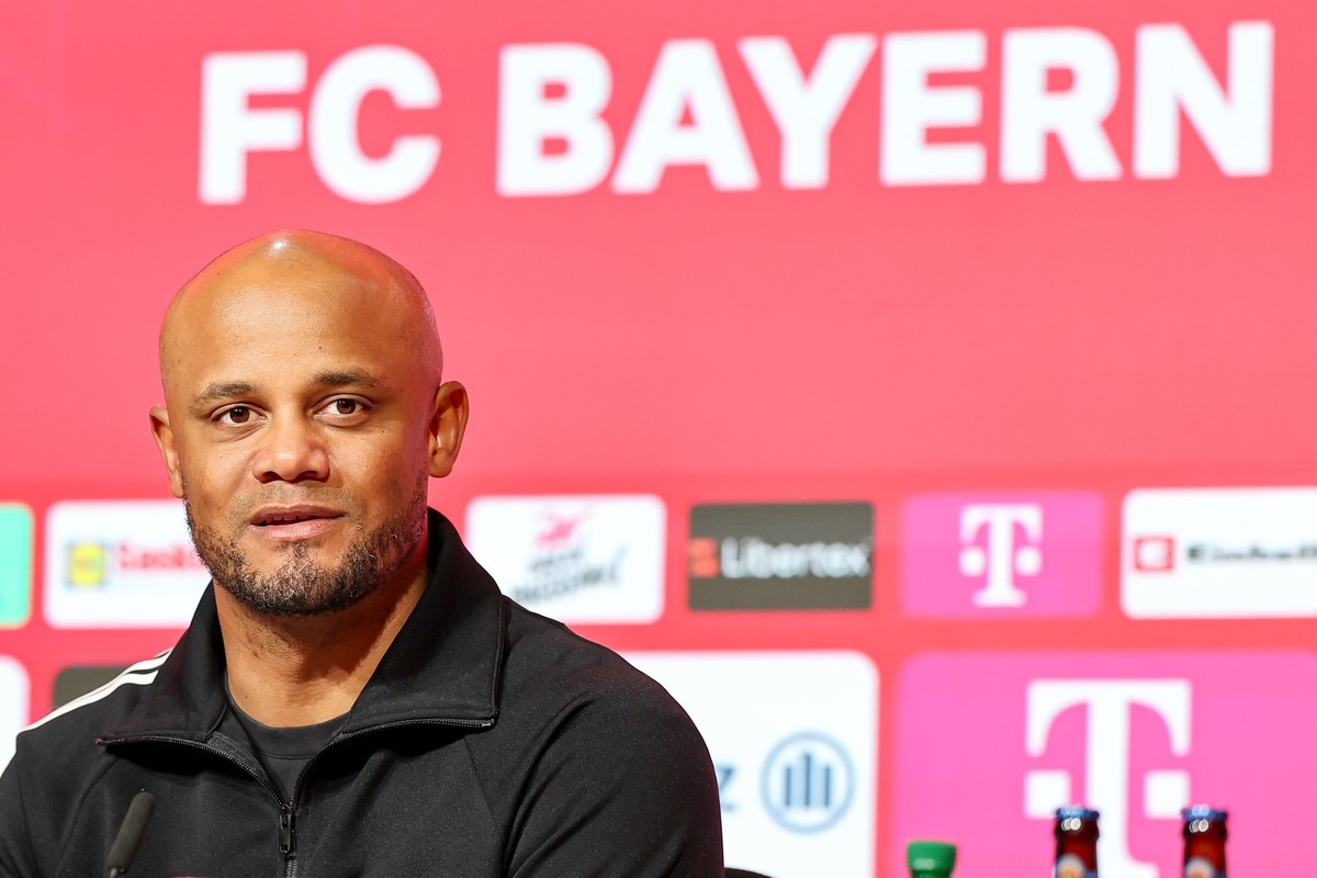 26.04.2025, Bayern, München: Fußball: Bundesliga, Bayern München - FSV Mainz 05, 31. Spieltag, Allianz Arena. Trainer Vincent Kompany vom 1.FC Bayern München reagiert in der Pressekonferenz auf den 3: ...