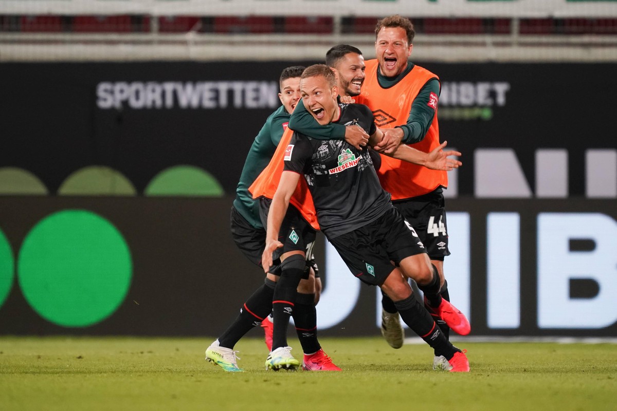 1.FC Heidenheim vs SV Werder Bremen - Relegation 02 - 06.07.2020 Jubel Werder Bremen Klassenerhalt nach dem 2:2, Ludwig Augustinsson Werder Bremen 05, Milot Rashica Werder Bremen 07, Leonardo Bittenco ...