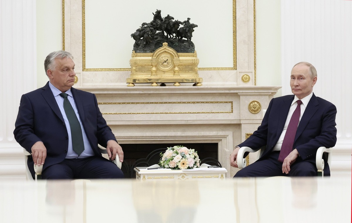 HANDOUT - 05.07.2024, Russland, Moskau: Dieses von der staatlichen russischen Nachrichtenagentur Sputnik via AP veröffentlichte Foto zeigt Wladimir Putin (r), Präsident von Russland, und Viktor Orban, ...