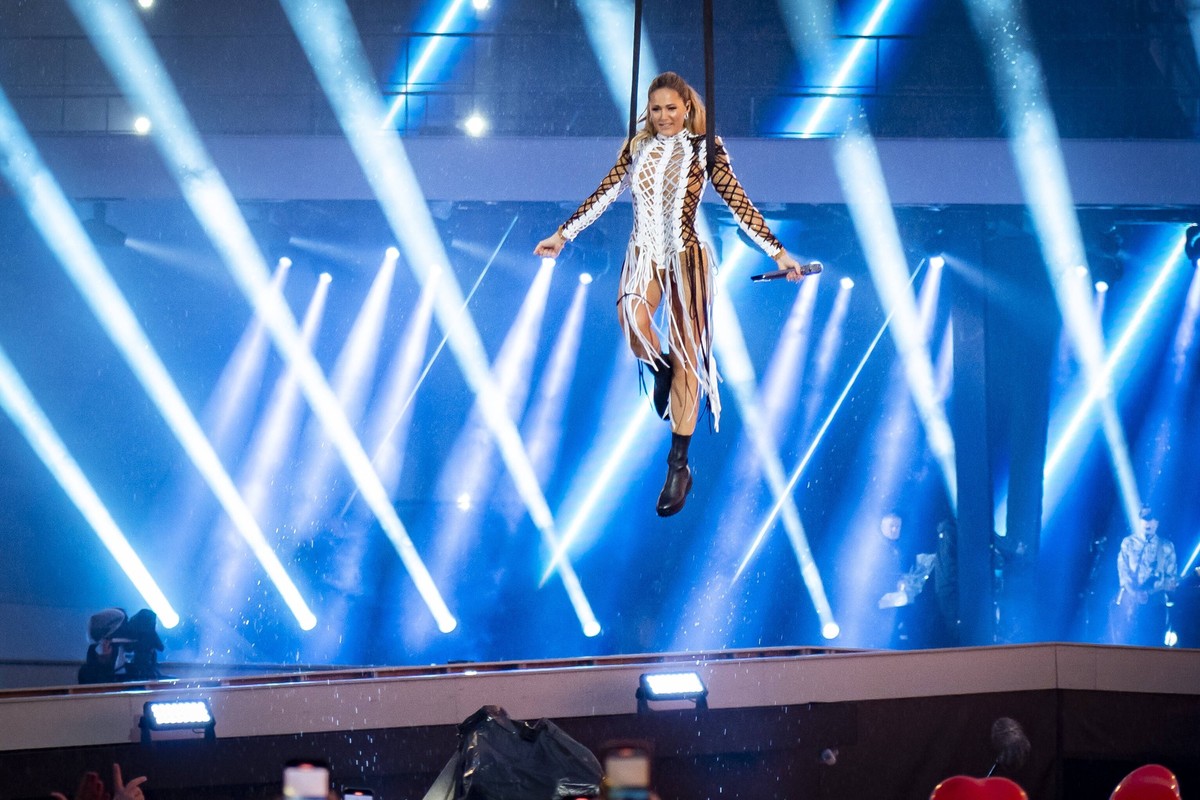 Helene Fischer Konzert in München Am 20.08.2022 spielt die Sängerin Helene Fischer mit deutlich über 100.000 Besuchern eines der bisher größten Konzerte in Deutschland - Konzert findet im Regen stattH ...