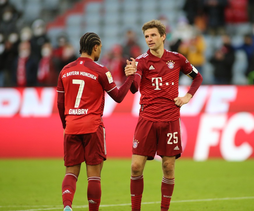 München, Deutschland 20. Februar 2022: Serge Gnabry (FC Bayern München) (li.) mit Thomas Müller / Mueller (FC Bayern München) ) Shake Hands nach dem Schlusspfiff im Spiel des FC Bayern München gegen S ...