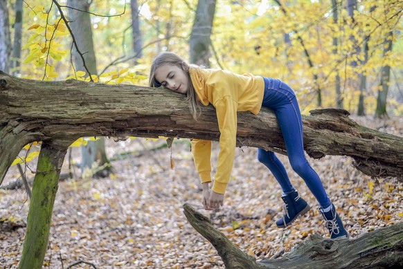 teenager liegt auf Baum *** teenager lies on tree