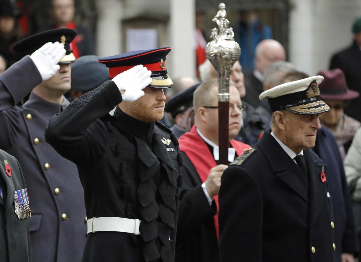 ARCHIV - 10.11.2016, Gro�britannien, London: Der britische Prinz Harry salutiert, w�hrend er und Prinz Philip in Uniform an der offiziellen Er�ffnung der j�hrlichen Veranstaltung Field of Remembrance ...