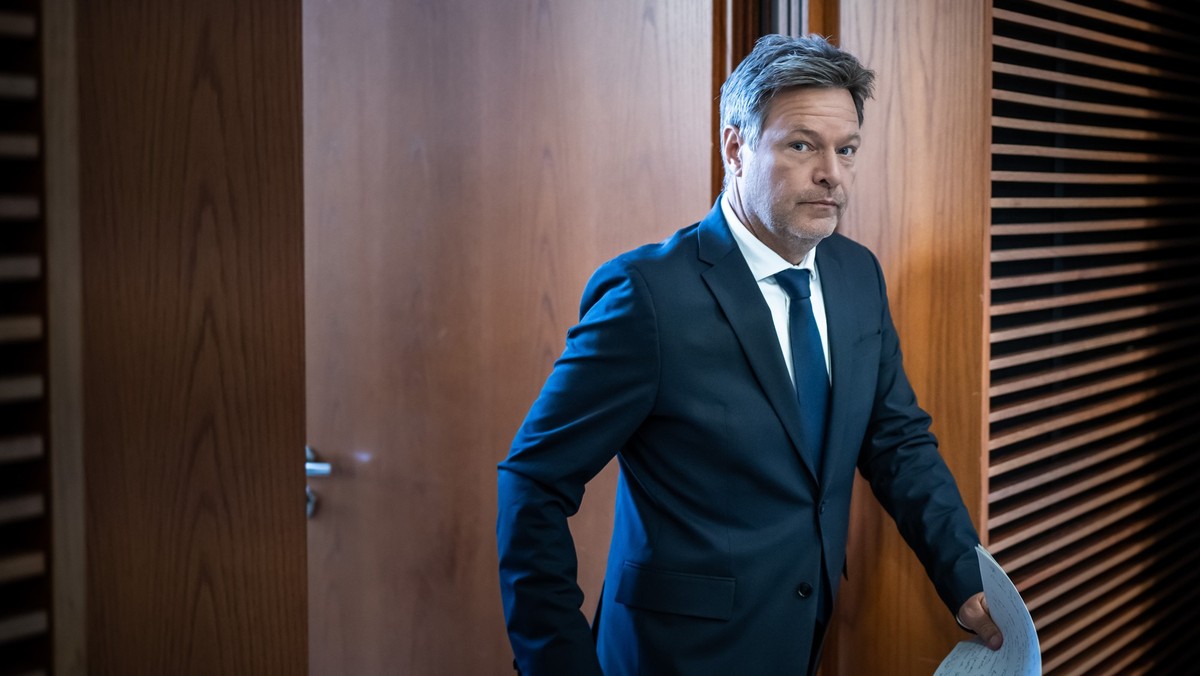 05.06.2023, Berlin: Robert Habeck (Bündnis 90/Die Grünen), Bundesminister für Wirtschaft und Klimaschutz, kommt zu einem Pressestatement zum Förderprogramm für Klimaschutzverträge und zum vorbereitend ...
