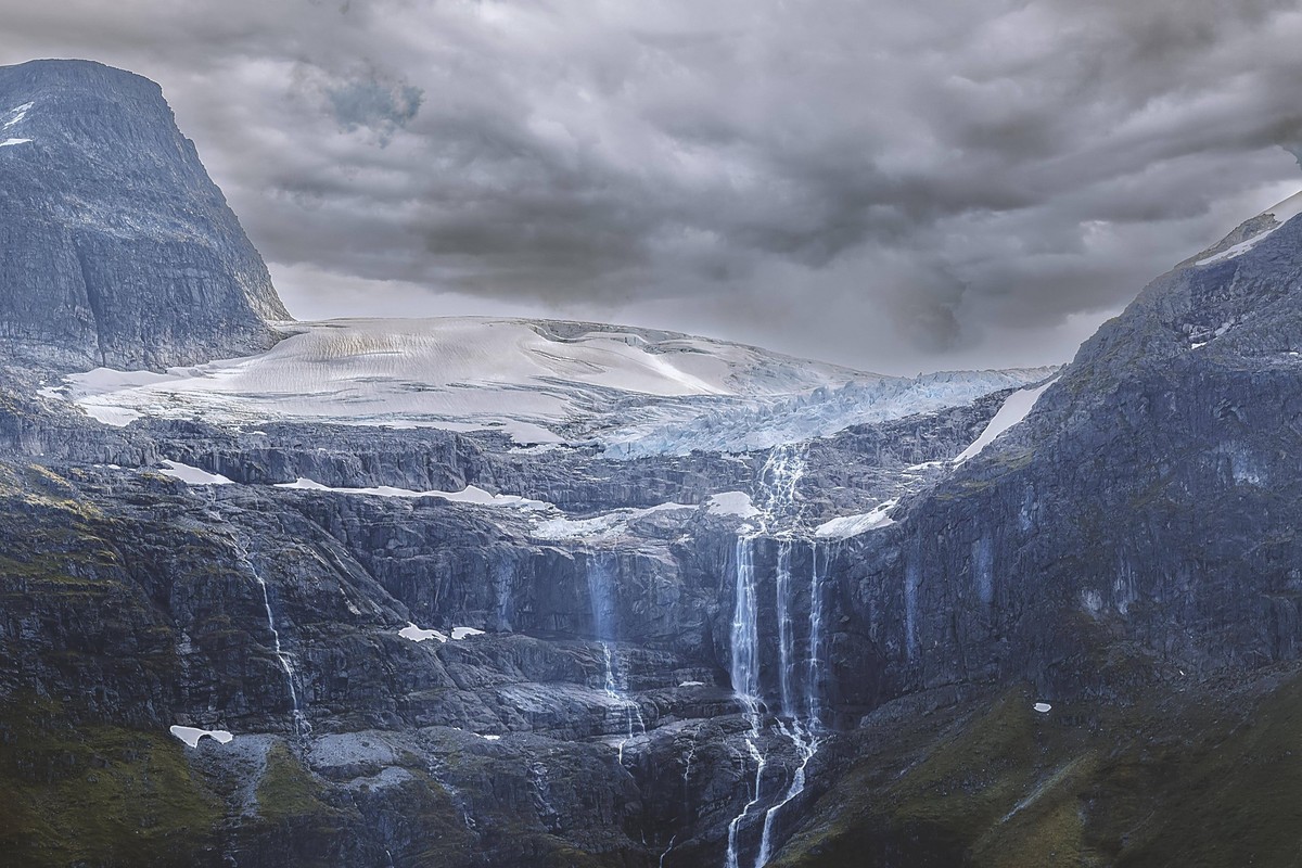 Creative Highlights World Das Wasser von einem schmelzendem Gletscher in Norwegen läuft an den Felswänden herab *** the Water from a melting Glacier in Norway running to the Rock walls down Copyright: ...