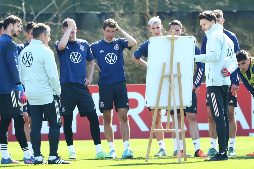 Matthias Ginter und Thomas Mueller schauen beim Training der deutschen Nationalmannschaft in Frankfurt gruebelnd auf die Taktiktafel Training Nationalmannschaft, Fussball, 22.03.2022 DFB regulations p ...