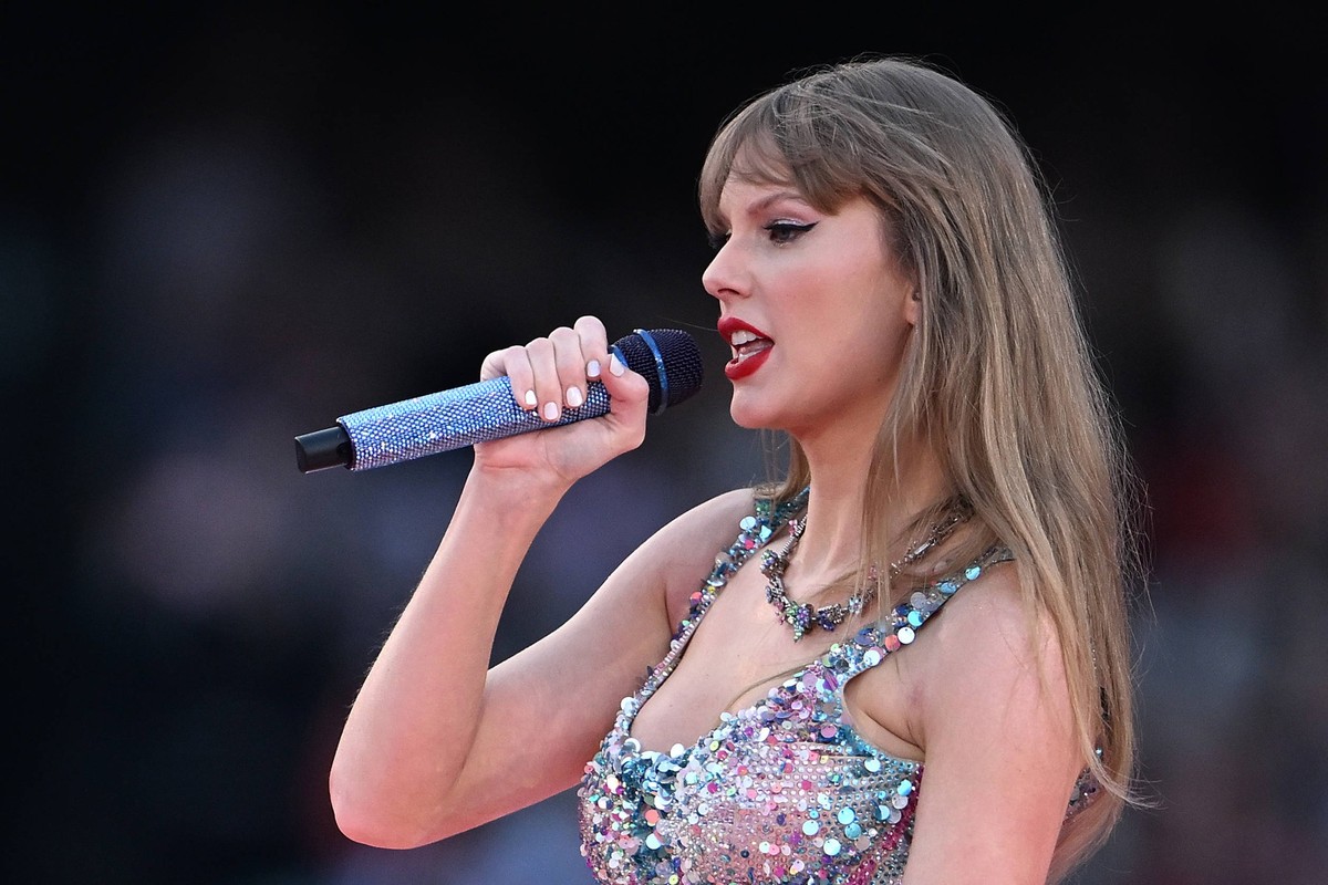 TAYLOR SWIFT MELBOURNE, American singer songwriter Taylor Swift performing during the first night of the The Eras Tour in Australia at the Melbourne Cricket Ground, Melbourne, Friday, February 16, 202 ...