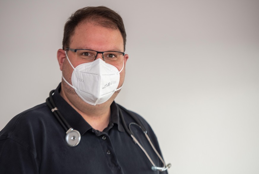 Allgemeinarzt Christian Kröner hat sich ein Stethoskop um die Schultern gelegt. Der Allgemeinmediziner richtete eine Petition an den bayerischen Landtag, mit der erreichen will, dass Ärzte in den Impf ...