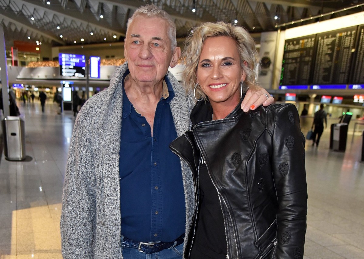 Heinz Hönig mit Ehefrau Annika Kärsten-Hönig - Abflug der Kandidaten nach Australien zur RTL TV-Show ICH BIN EIN STAR - HOLT MICH HIER RAUS am Frankfurt am Main International Airport am 08.01.2024 *** ...