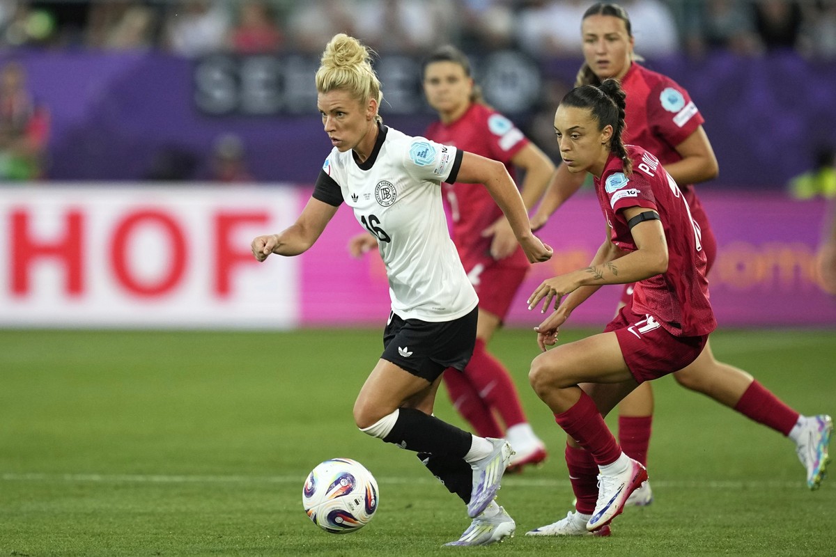 Germany's Linda Dallmann runs with the ball ahead of Poland's Natalia Padilla during the Euro 2025, group C, soccer match between Germany and Poland at Arena St. Gallen in St. Gallen, Switze ...
