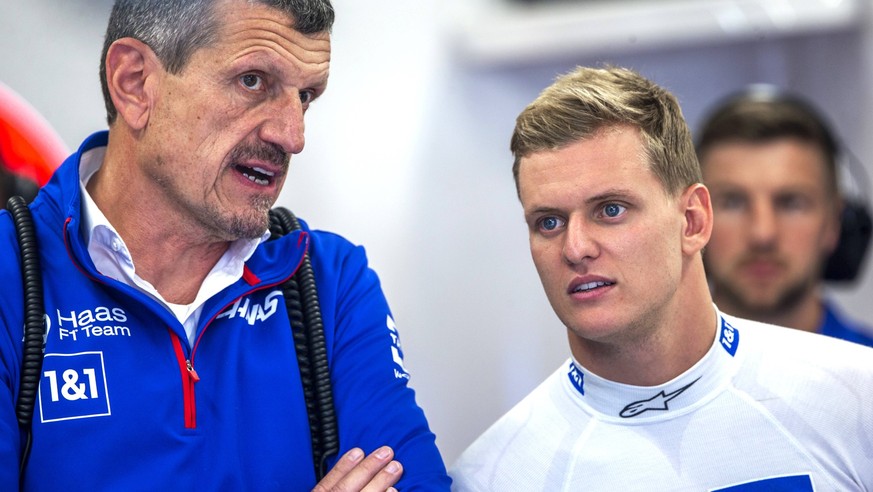 SCHUMACHER Mick F1 Team Haas mit Teamchef von Haas STEINER Guenter FIA Formal 1 GP Holland 2022 am 02.09.2022 in Zandvoord *** SCHUMACHER Mick F1 Team Haas with team boss of Haas STEINER Guenter FIA F ...