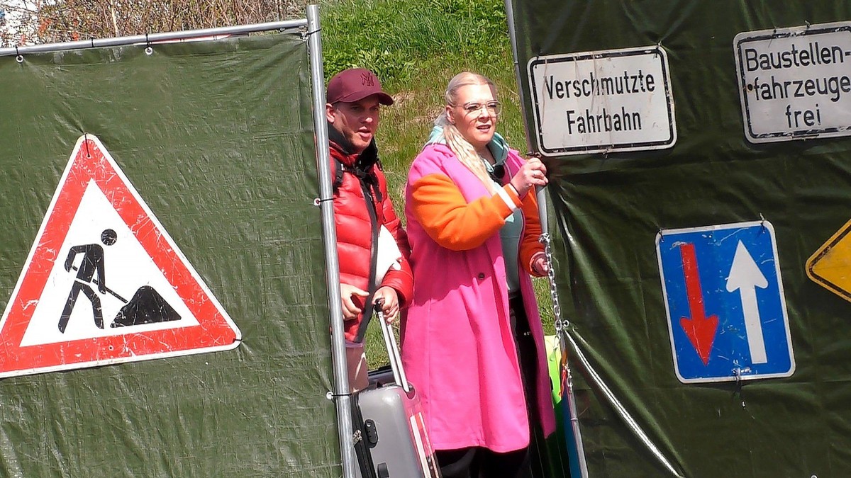 Lana und Gustav ziehen ein.

Die Verwendung des sendungsbezogenen Materials ist nur mit dem Hinweis und Verlinkung auf RTL+ gestattet.