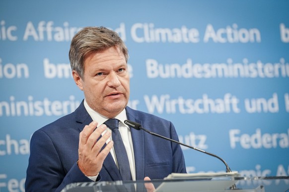 04.10.2022, Berlin: Robert Habeck (Bündnis 90/Die Grünen), Bundesminister für Wirtschaft und Klimaschutz, gibt eine Pressekonferenz zur Verständigung auf einen beschleunigten Kohleausstieg 2030 und de ...