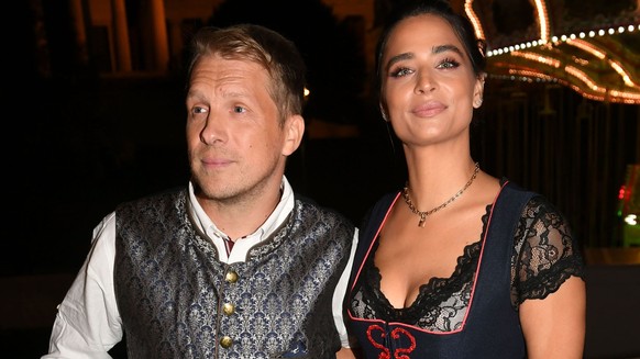 Archivo - 18 de septiembre de 2022, Baviera, Múnich: El comediante Oliver Bucher y su esposa Amira celebran en el Movetrip"  Frente a la carpa Ladybug en el Oktoberfest.  En un caso de robo el 2...