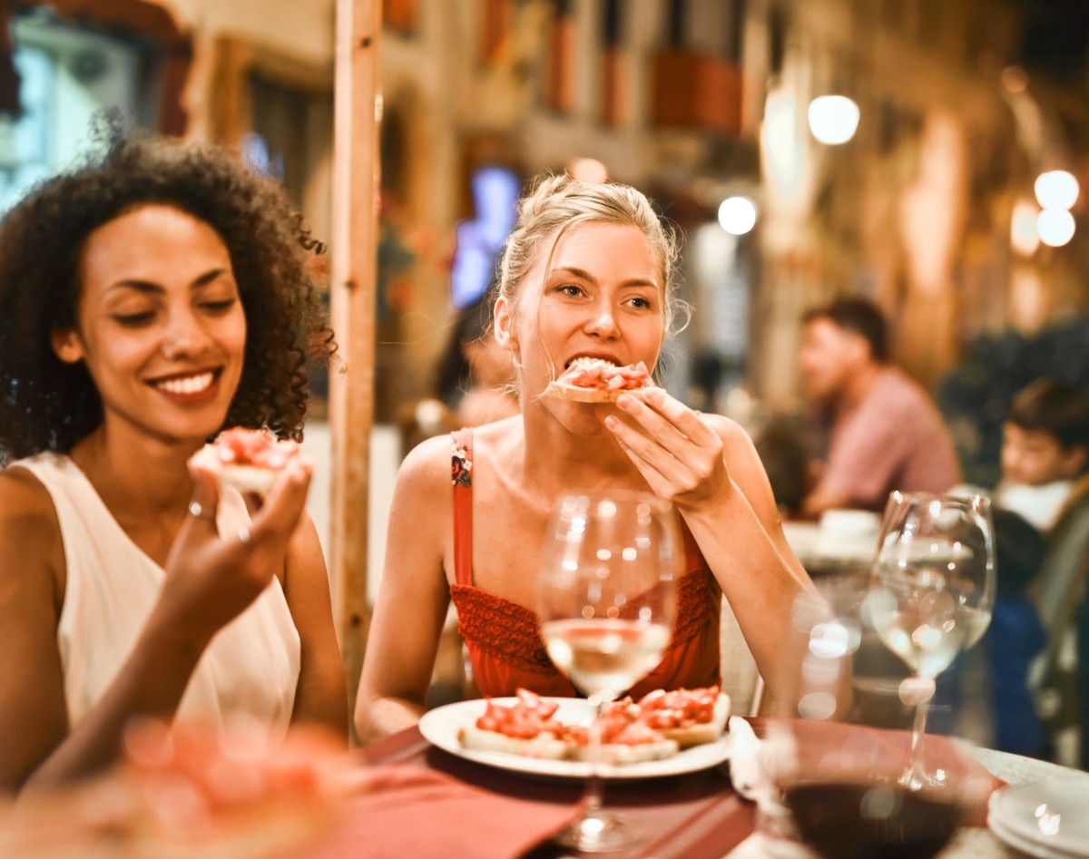 Restraurant Szene. Frauen beim Essen