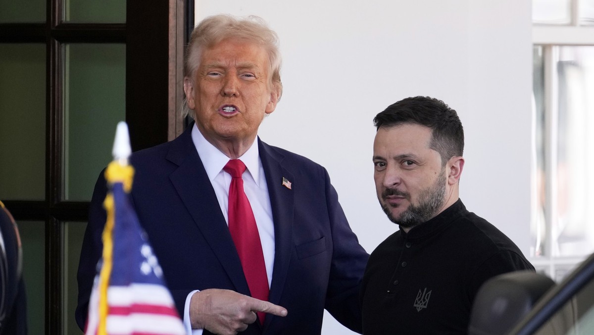 ARCHIV - 28.02.2025, USA, Washington: US-Präsident Donald Trump (l) begrüßt den ukrainischen Präsidenten Wolodymyr Selenskyj im Weißen Haus. (Archivbild) (zu dpa: «Trump-Regierung stoppt Militärhilfe  ...