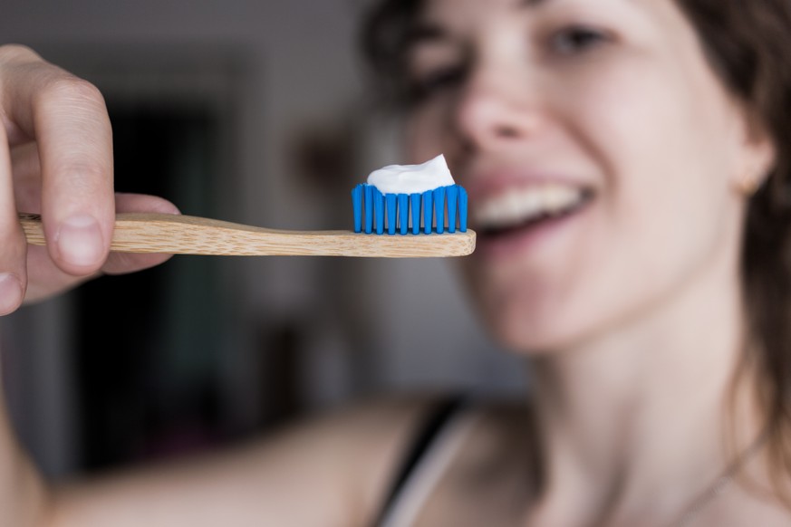 Holzzahnbürsten kennt ihr vielleicht schon – aber es gibt noch ein paar Tricks, wie ihr Zähneputzen nachhaltig angehen könnt.