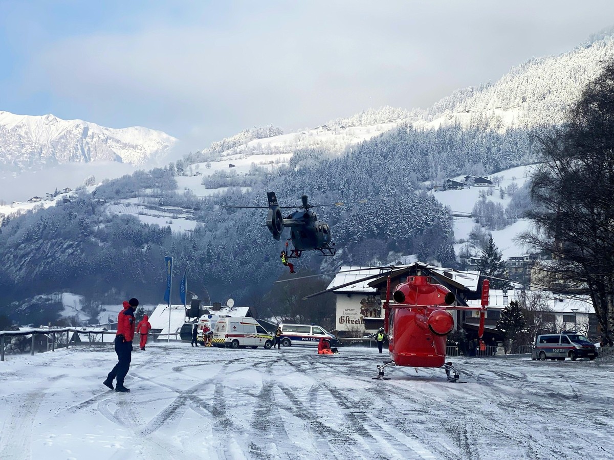 dpatopbilder - 09.01.2024, �sterreich, �tz: Einsatzkr�fte sind beim Rettungseinsatz zu sehen. Beim Absturz einer Gondel im �sterreichischen �tz sind am Dienstag nach ersten Angaben der Polizei mehrere ...