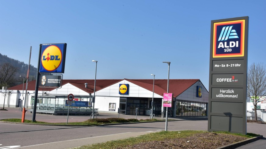 24.03.2019 Waldshut ,Deutschland. Im Bild : Discounter Aldi Sued und Lidl Logo ,Schriftzug *** 24 03 2019 Waldshut Germany In picture Discounter Aldi Sued and Lidl Logo Lettering