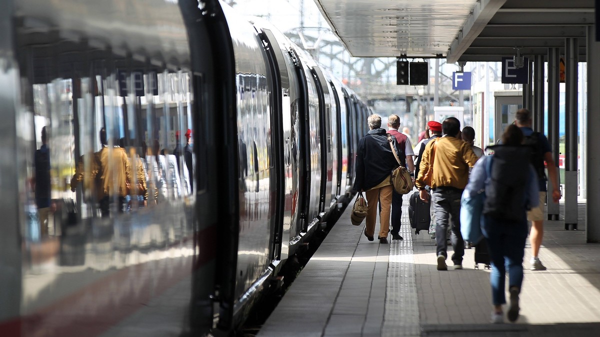 Bahn, DB, Deutsche Bahn, ICE , Zug, Eisenbahn, Zugbegleiter, Gleise, Lokführer, Deutschland Ticket , Sanierung , Bauarbeiten , Fahrgäste, Pendler, reisen in München , Bayern , Deutschland . September  ...