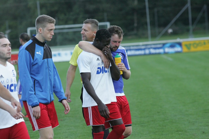 Mamadou Kebba verlässt nach rassistischen Beleidigungen unter Tränen den Platz.