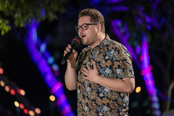 Felix Gleixner performt beim Recall-Finale in Thailand auf Coconut Island den Song Fields Of Gold".
Die Verwendung des sendungsbezogenen Materials ist nur mit dem Hinweis und Verlinkung auf RTL+ ...