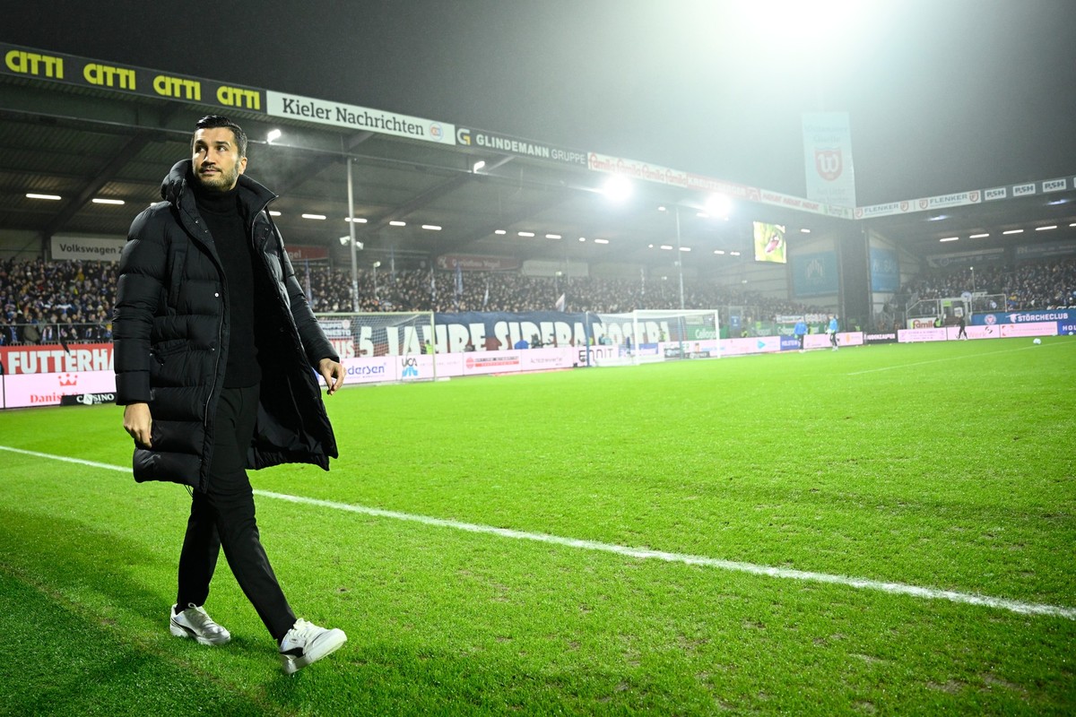 14.01.2025, Schleswig-Holstein, Kiel: Fußball: Bundesliga, Holstein Kiel - Borussia Dortmund, 17. Spieltag, Holstein-Stadion. Trainer Nuri Sahin kommt vor dem Spiel in das Stadion. (zu dpa: «Sahin zu ...