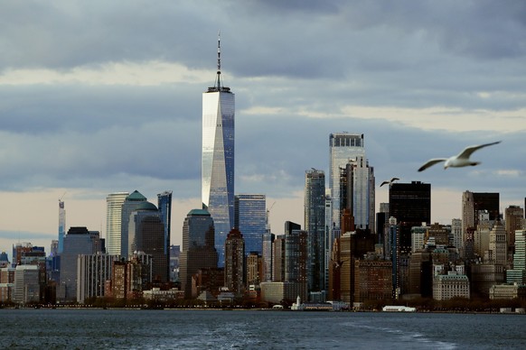 ARCHIV - 18.04.2020, USA, New York: Die Skyline von New York City. Lange galt Kinderl�hmung in den USA als ausgerottet. Im Sommer aber infizierte sich ein junger Mann n�rdlich der Millionenmetropole N ...