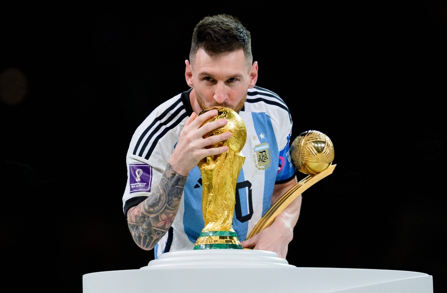 221218 Lionel Messi of Argentina kisses the FIFA World Cup, WM, Weltmeisterschaft, Fussball Trophy after the FIFA World Cup 2022 final between Argentina and France on December 18, 2022 in Doha. Photo: ...