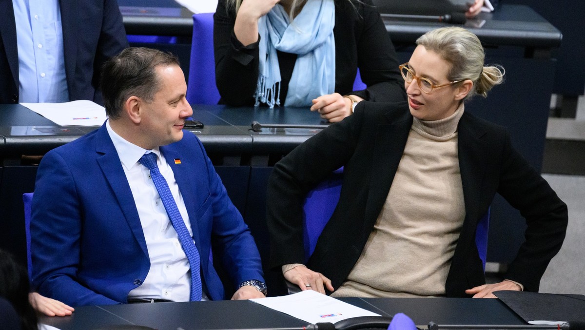 26.01.2023, Berlin: Tino Chrupalla, Vorsitzender der AfD-Bundestagsfraktion, und Alice Weidel, Vorsitzende der AfD-Bundestagsfraktion, unterhalten sich zu Beginn der Plenarsitzung im Deutschen Bundest ...