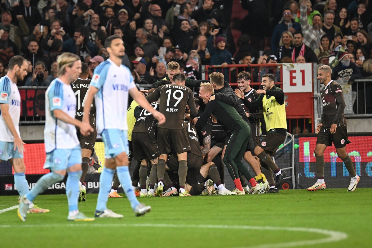 Fu�ball I Herren I 2023-2024 I 2. Bundesliga I 7. Spieltag I FC St. Pauli - FC Schalke 05 I 23.9.2023 Carlo Boukhalfa 16, FC St. Pauli macht den Sack zu und wird unter seinen Mitspielern begraben - FC ...