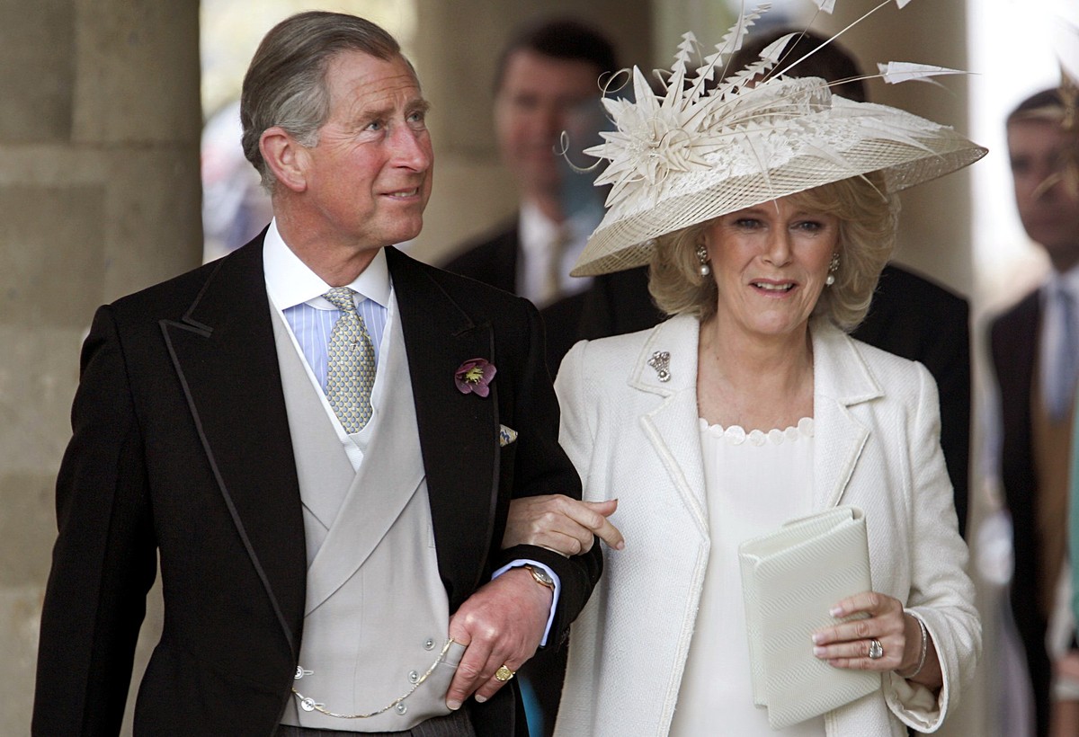 ARCHIV - Nach ihrer Trauung verlassen Prinz Charles und seine Frau Camilla am 09.04.2005 die Guildhall im englischenWindsor. (zu dpa-Themenpaket Hochzeit Victoria vom 11.06.2010) +++(c) dpa - Bildfunk ...