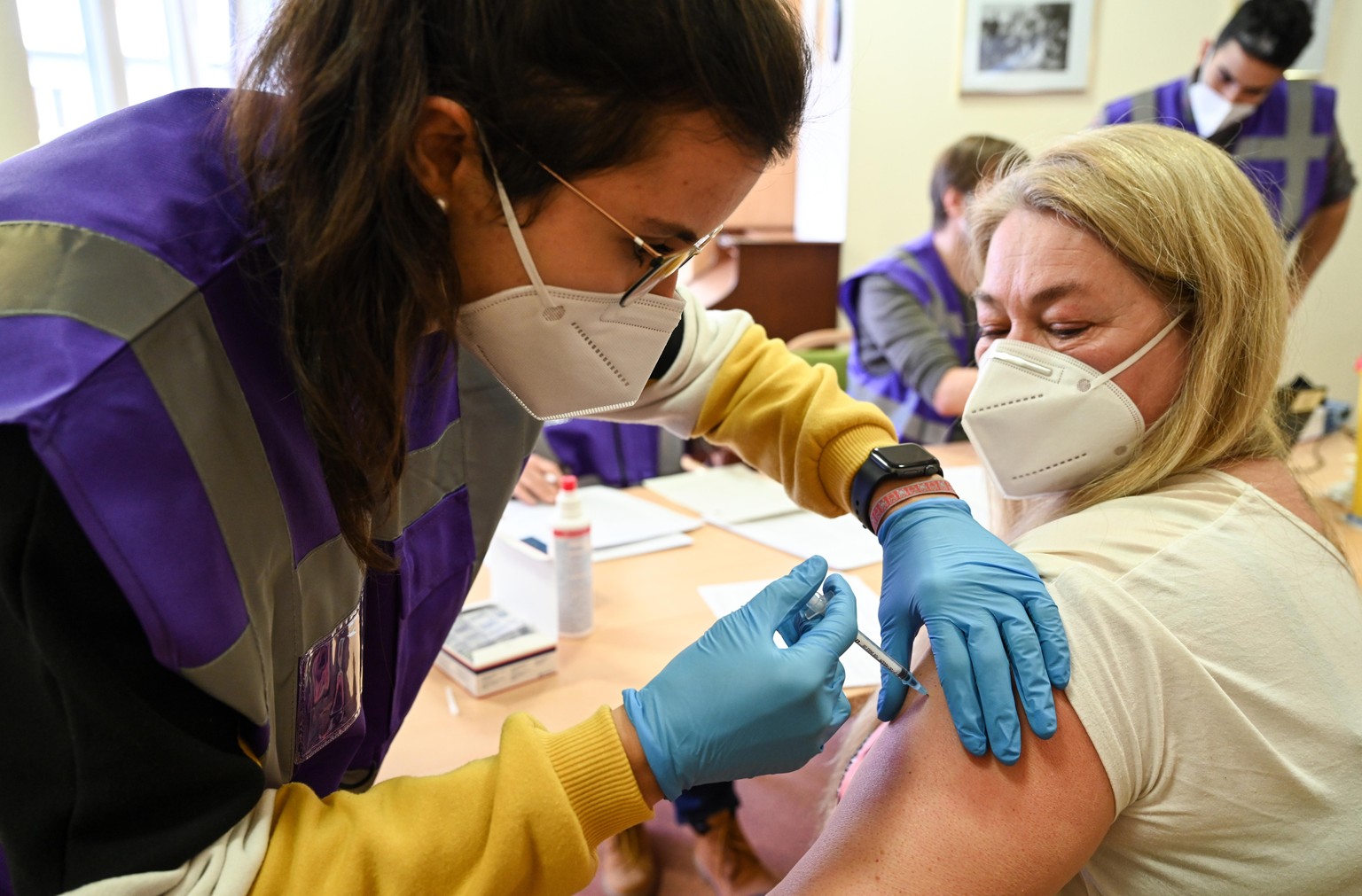 30.12.2020, Baden-Württemberg, Straßberg: Die Pflegerin Christine Marchese wird von Medizinstudentin Magdalena Bucher vom Zentralen Impfzentrum in Tübingen gegen das Coronavirus geimpft. Das Pflegehei ...