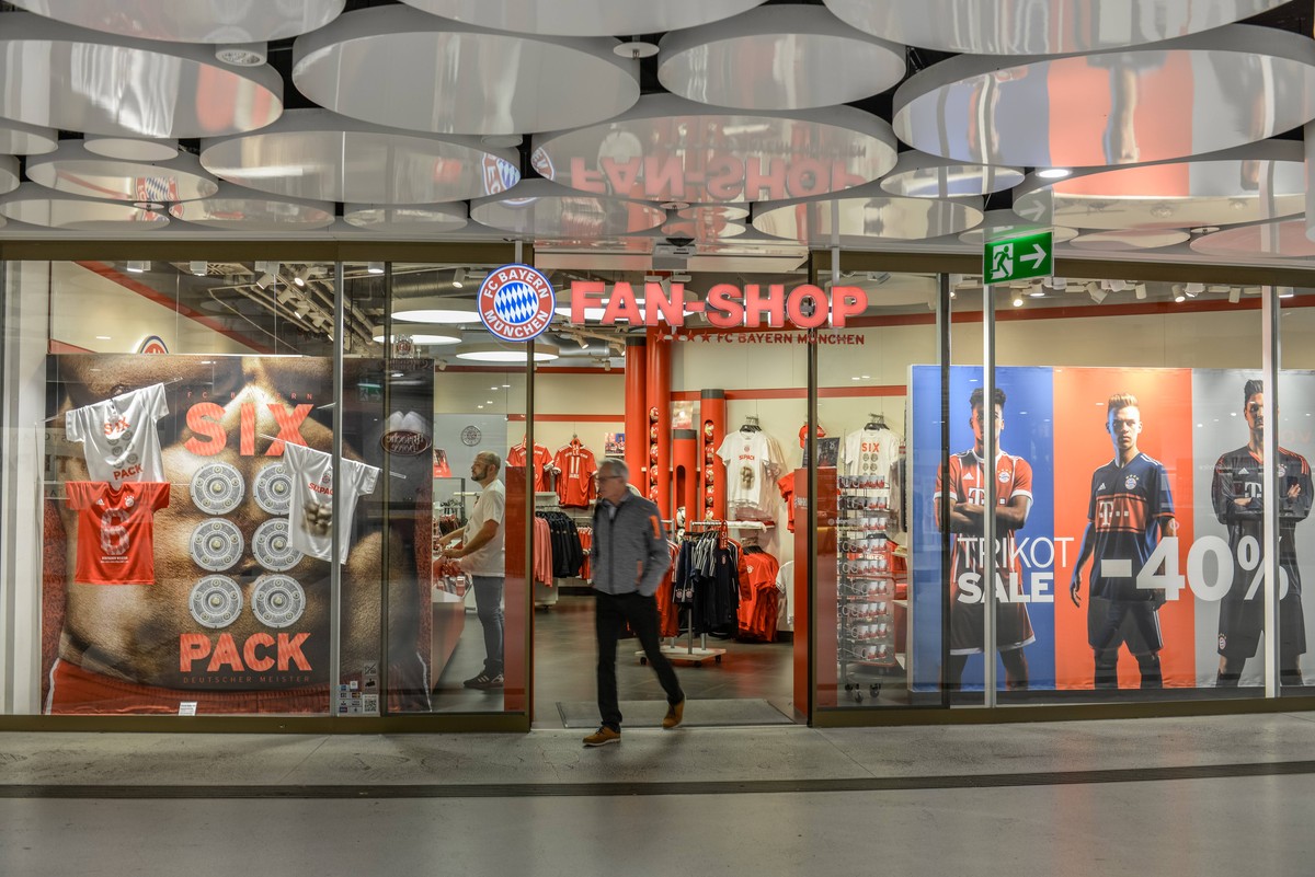 FC Bayern Muenchen Fan-Shop, Stachuspassagen, Karlsplatz, Muenchen, Bayern, Deutschland *** FC Bayern Muenchen Fan Shop Stachuspassagen Karlsplatz Munich Bavaria Germany