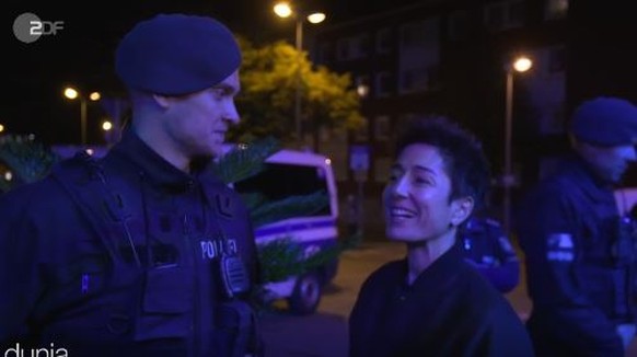 Ein Polizist übermittelt Hayali die unmögliche Botschaft eines Clanmitglieds.