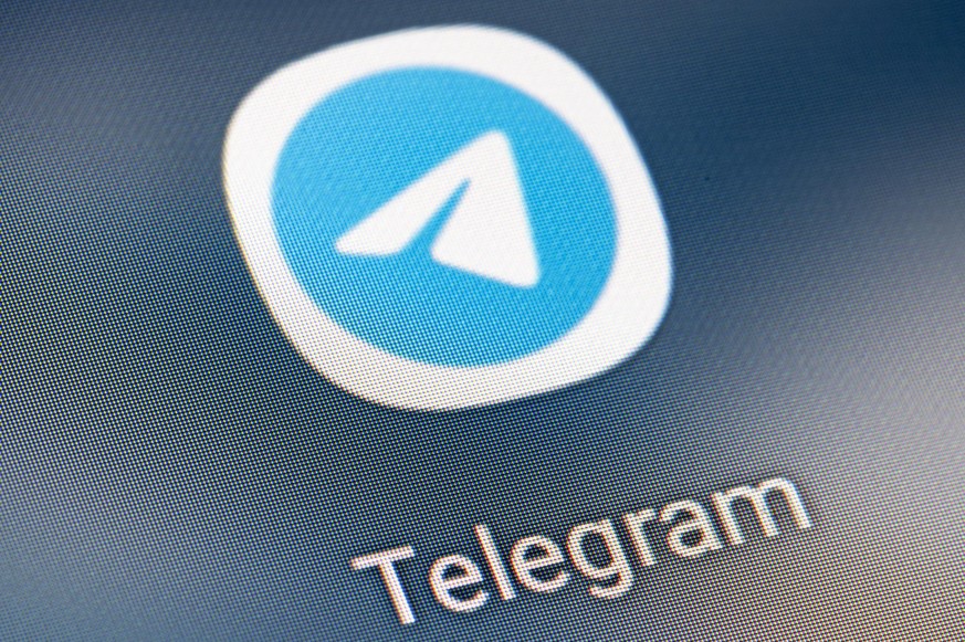 Auf dem Bildschirm eines Smartphones sieht man das Icon der App Telegram.