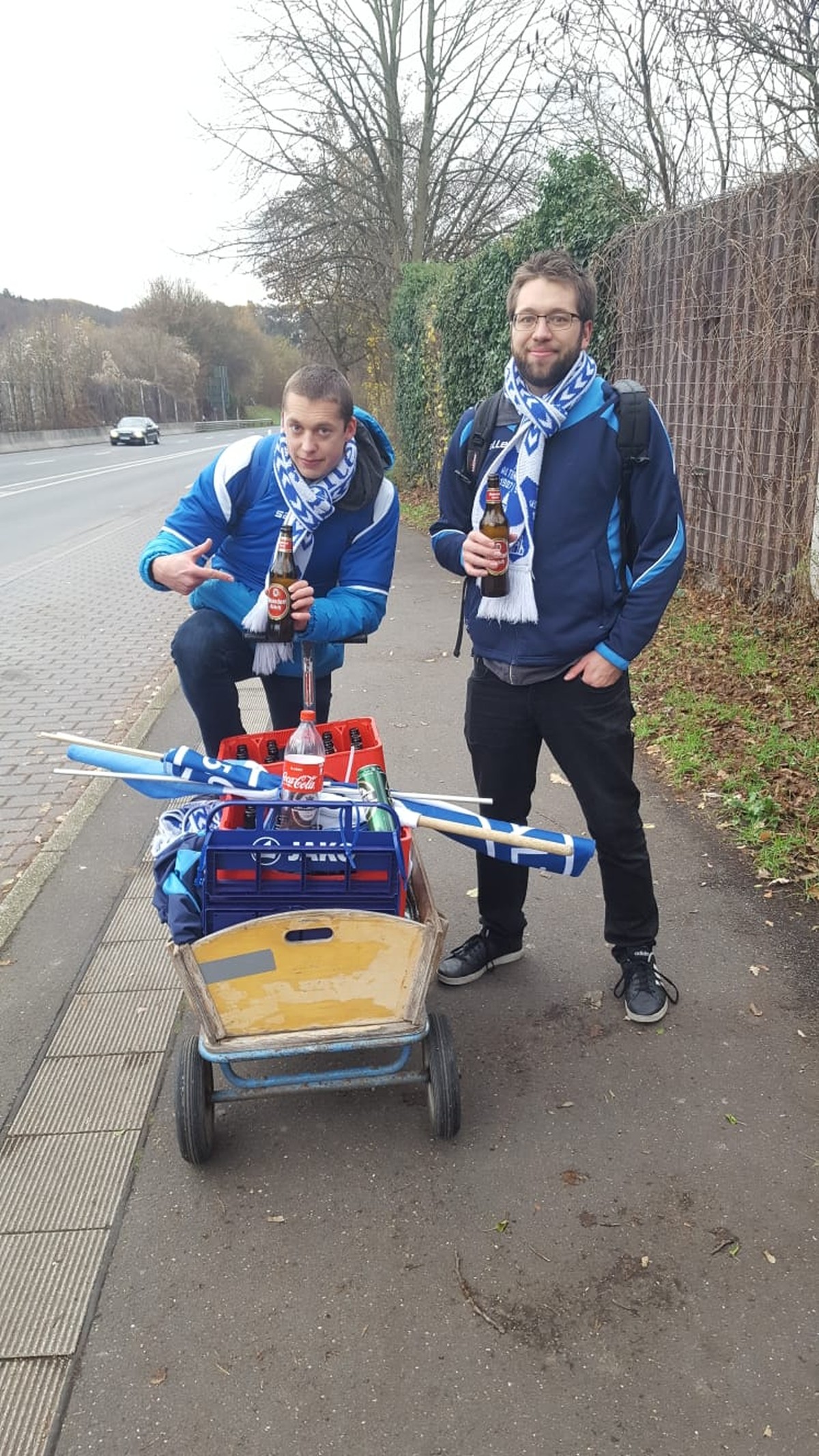 Der harte Kern: Nicolas (l.) und Marius mit ihrem Bollerwagen und zwei Kannen Reissdorfer Kölsch.