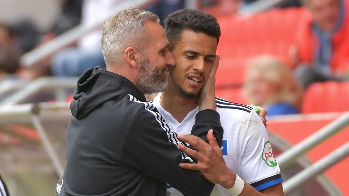 30.04.2022, xblx, Fussball 2.Bundesliga, FC Ingolstadt - Hamburger SV emspor, v.l. Trainer Tim Walter Hamburg, HSV, Hamburger SV, Robert Glatzel Hamburg, HSV, Hamburger SV DFL/DFB REGULATIONS PROHIBIT ...