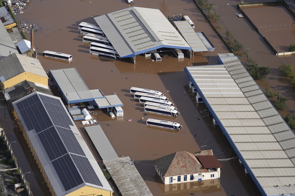08.05.2024, Brasilien, Porto Alegre: Ein Busbahnhof ist nach starken Regenfällen überflutet. Von dem Hochwasser sind nach offiziellen Angaben mehr als 1,3 Millionen Menschen in 388 Ortschaften des Bun ...