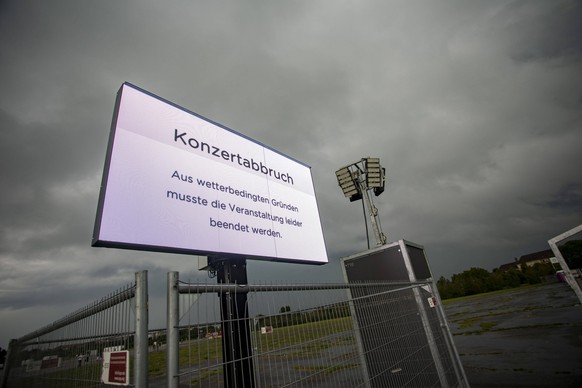 Konzertabbruch die �rzte aufgrund eines schweren Unwetters, Aufgrund eines aufziehenden Unwetters wurde das Konzert von den �rzten auf dem Tempelhofer Feld abgesagt. Bereits angereiste G�ste verlie�en ...