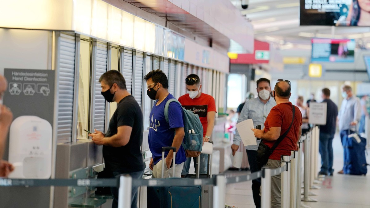 BERLIN, GERMANY - JULY 31: Passengers wearing face masks wait to be tested for coronavirus COVID-19 at Tegel Airport amid the coronavirus outbreak on July 31, 2020 in Berlin, Germany. PUBLICATIONxINxG ...