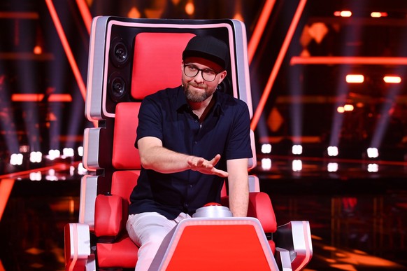 HANDOUT - 10.08.2022, ---, -: Sänger und Songwriter Mark Forster, Coach der 12. Staffel der Casting-Show &quot;The Voice of Germany&quot;, will den Buzzer drücken während einer Folge der neuen Staffel ...