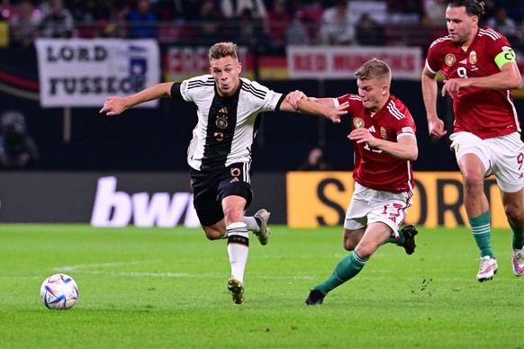 Joshua Kimmich Deutschland im Zweikampf, Aktion, mit Andras Schafer Ungarn, Deutschland vs. Ungarn, Fussball, Nations League, 5. Spieltag, 23.09.2022 DFB regulations prohibit any use of photographs as ...