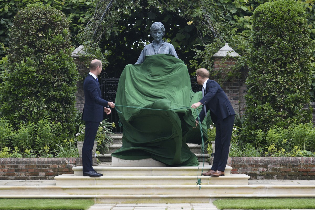 Britain&#039;s Prince William, left and Prince Harry unveil a statue they commissioned of their mother Princess Diana, on what woud have been her 60th birthday, in the Sunken Garden at Kensington Pala ...