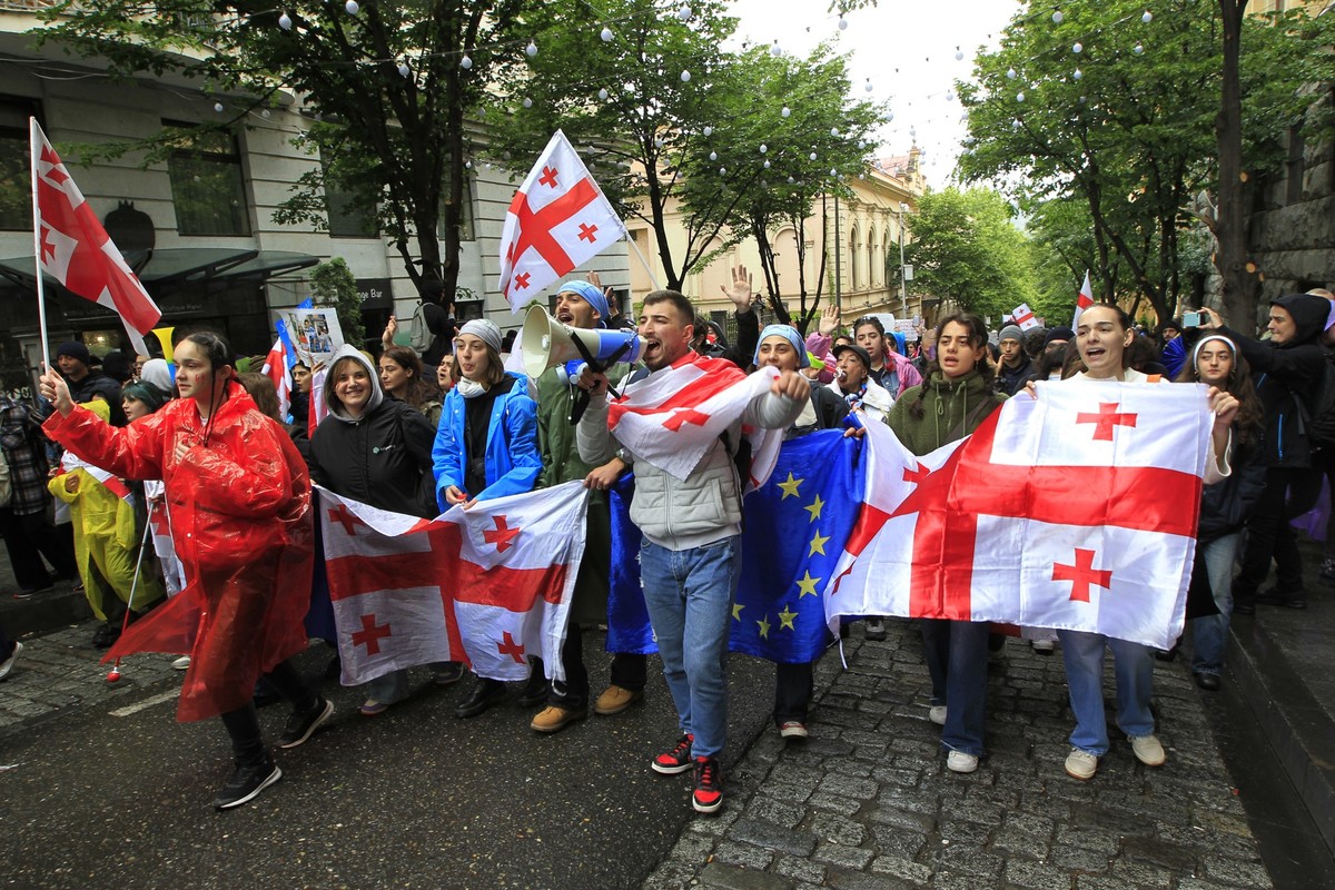 14.05.2024, Georgien, Tiflis: Demonstranten nehmen an einer Demonstration der Opposition gegen das «russische Gesetz» in der Nähe des Parlamentsgebäudes teil. Begleitet von Protesten hat das georgisch ...